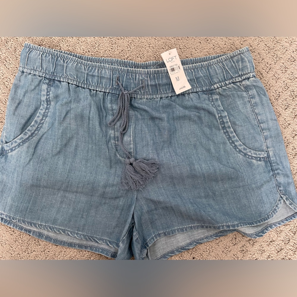 New Loft Ann Taylor light Jean shorts with pockets Medium